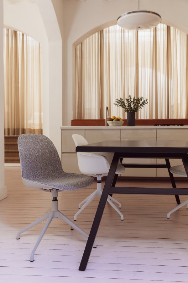 ZUIVER Albert Kuip spisebordsstol, med svingfunksjon - taupe polyester og taupe aluminium