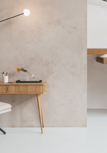 ZUIVER Tyler spisebordstol, m svingfunksjon - hvitt boucléstoff og sort stl