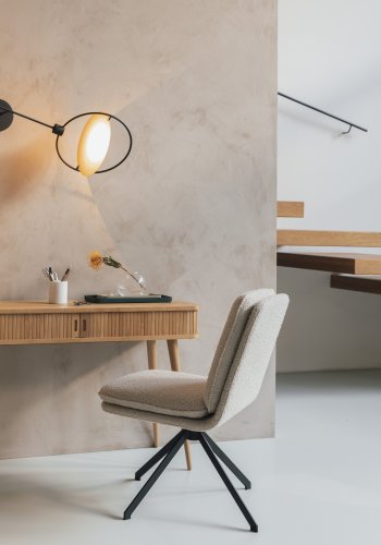 ZUIVER Tyler spisebordstol, m svingfunksjon - hvitt boucléstoff og sort stl