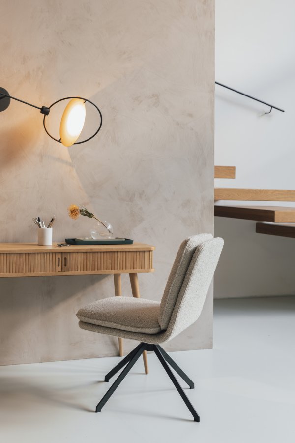 ZUIVER Tyler spisebordstol, m svingfunksjon - hvitt boucléstoff og sort stl