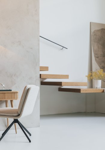 ZUIVER Tyler spisebordstol, m svingfunksjon - hvitt boucléstoff og sort stl