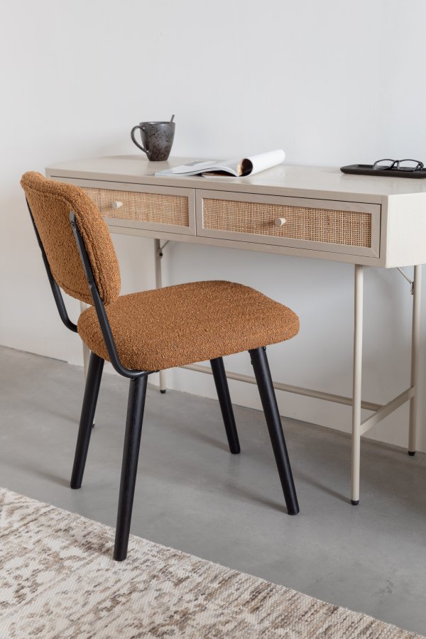 WHITE LABEL LIVING Jake spisestol - oker bouclé og eik