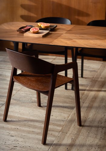 DUTCHBONE Westlake Esszimmerstuhl, mit Armlehnen – walnussfarbenes Holz und Eiche