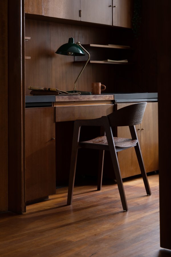 DUTCHBONE Westlake Esszimmerstuhl, mit Armlehnen – walnussfarbenes Holz und Eiche