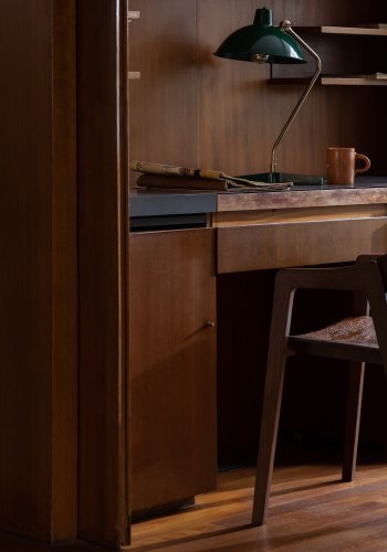 DUTCHBONE Westlake Esszimmerstuhl, mit Armlehnen – walnussfarbenes Holz und Eiche