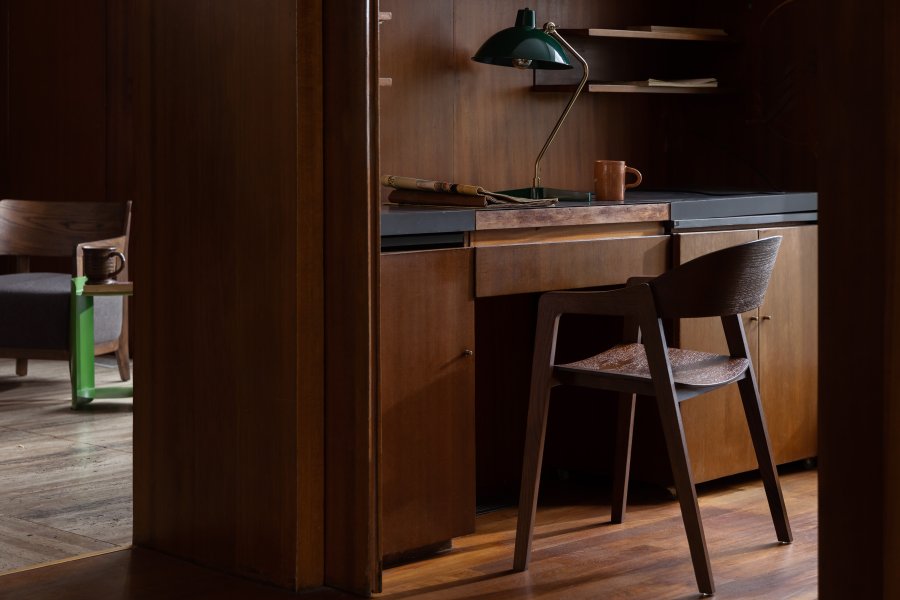 DUTCHBONE Westlake Esszimmerstuhl, mit Armlehnen – walnussfarbenes Holz und Eiche