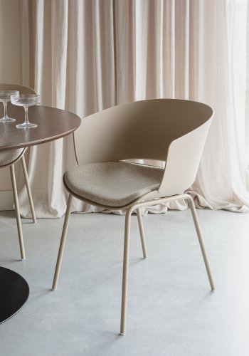 WHITE LABEL LIVING Jessica spisestuestol, med armlen - beige polypropylen/polyester/metall