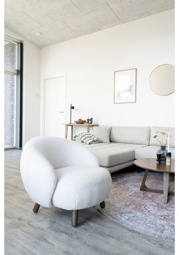 HOUSE NORDIC Savona lenestol - hvit kunstig polyester lammeskinn og valnttfarget gummitre