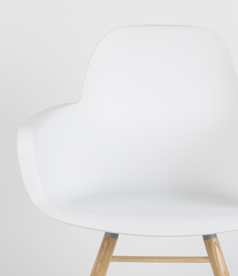 ZUIVER Albert Kuip lenestol, med armlener - hvit plast og naturlig ask