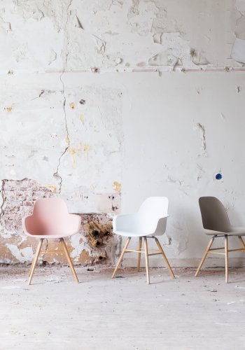 ZUIVER Albert Kuip lenestol, med armlener - hvit plast og naturlig ask