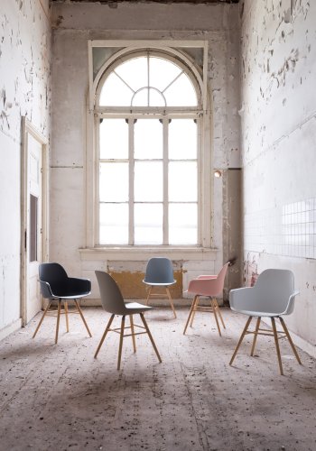 ZUIVER Albert Kuip lenestol, med armlener - mrkegr plast og naturlig ask