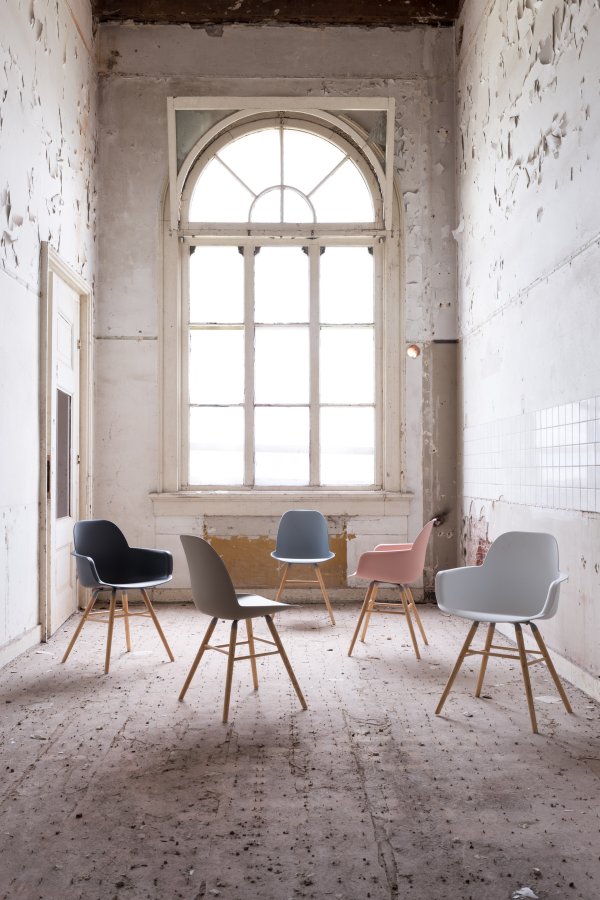 ZUIVER Albert Kuip lenestol, med armlener - mrkegr plast og naturlig ask