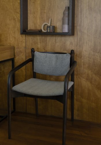 DUTCHBONE Torrance spisebordstol, m armlener - brun polyester og brunt tre