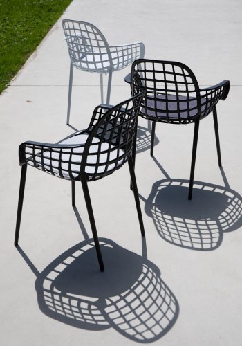 ZUIVER Albert Kuip hagestol, m armlener, stabelbar - sort aluminium