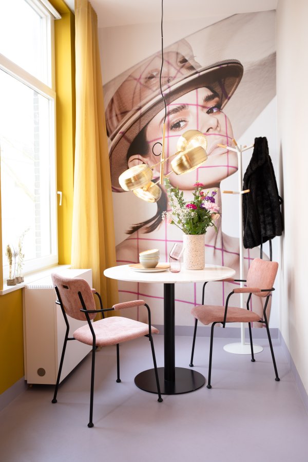 ZUIVER Benson spisebordsstol, med armlener - rosa flyelspolyester og sort stl