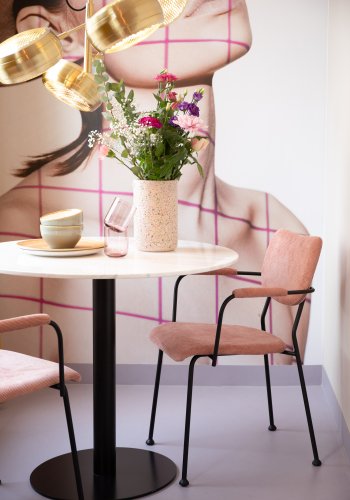 ZUIVER Benson spisebordsstol, med armlener - rosa flyelspolyester og sort stl