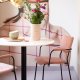 ZUIVER Benson spisebordsstol, med armlener - rosa flyelspolyester og sort stl