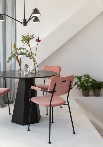 ZUIVER Benson spisebordsstol, med armlener - rosa flyelspolyester og sort stl