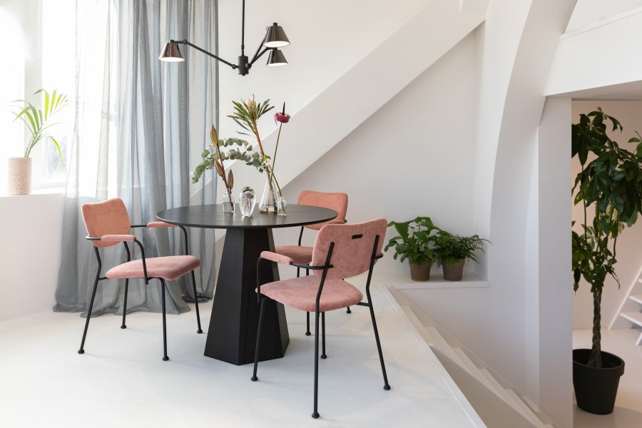 ZUIVER Benson spisebordsstol, med armlener - rosa flyelspolyester og sort stl