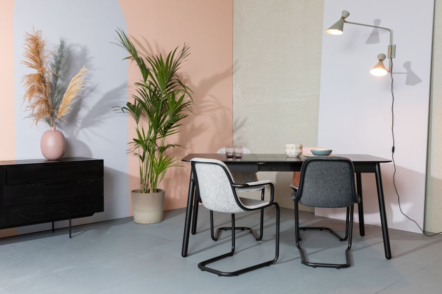 ZUIVER Trst spisebordstol, m. armlen, stables - rosa resirkulert PET og sort stl