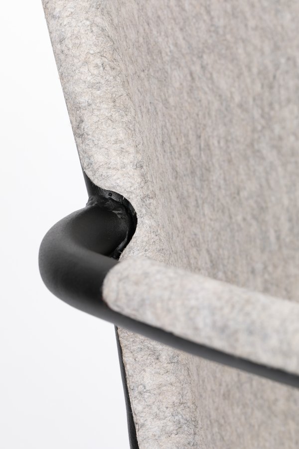 ZUIVER Trst spisebordstol, m. armlen, stables - askegr resirkulert PET og sort stl