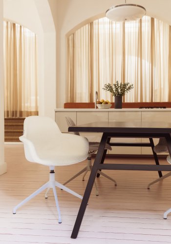 ZUIVER Albert Kuip spisebordsstol, med armlener og svingfunksjon - hvit polyester og hvit aluminium