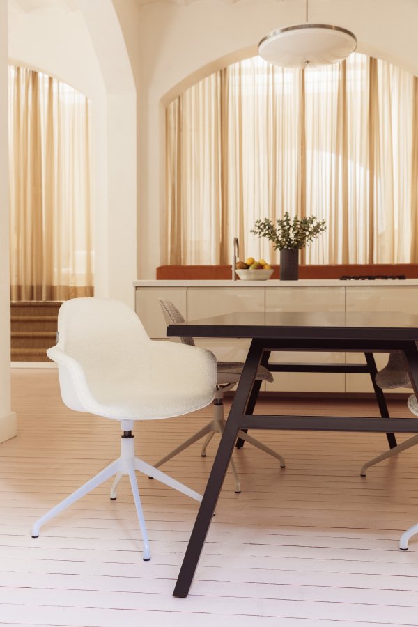 ZUIVER Albert Kuip spisebordsstol, med armlener og svingfunksjon - hvit polyester og hvit aluminium