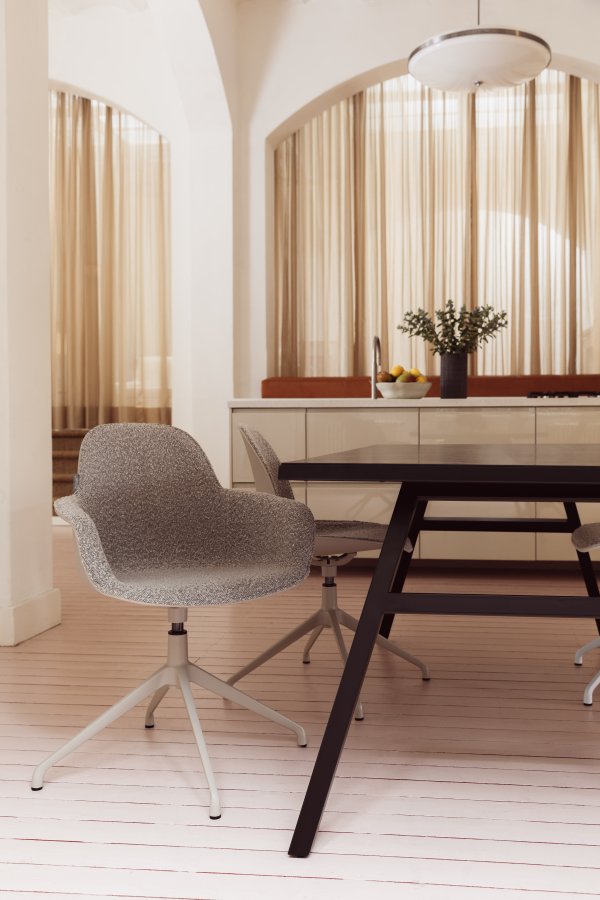 ZUIVER Albert Kuip spisebordsstol, med armlener og svingfunksjon - taupe polyester og taupe aluminium