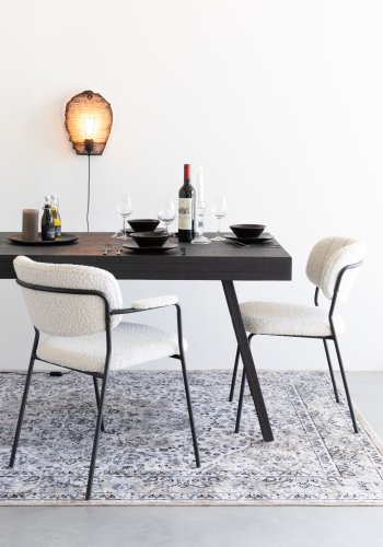 WHITE LABEL LIVING Jolien spisebordsstol, med armlener - hvit bouclé og svart stl