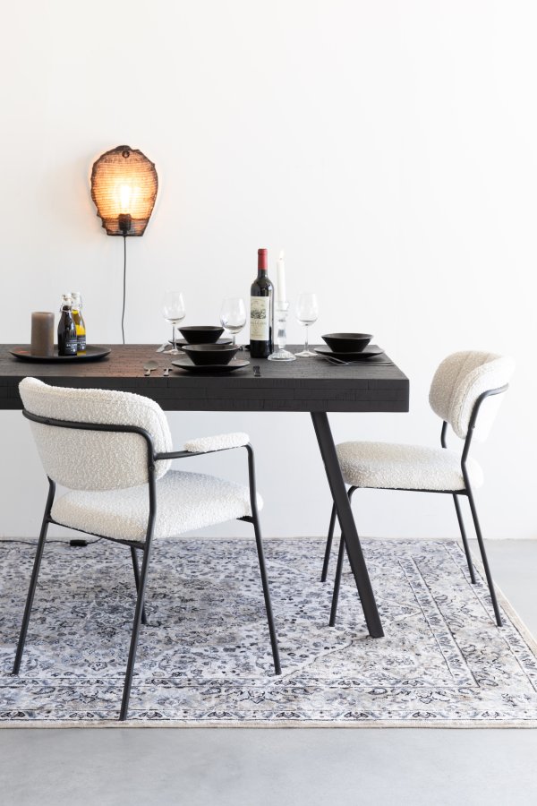 WHITE LABEL LIVING Jolien spisebordsstol, med armlener - hvit bouclé og svart stl