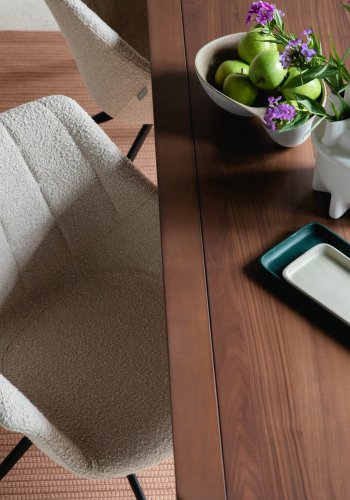 ZUIVER Doulton Svingstol, med armlener - naturlig polyakryl/polyester og sort stl