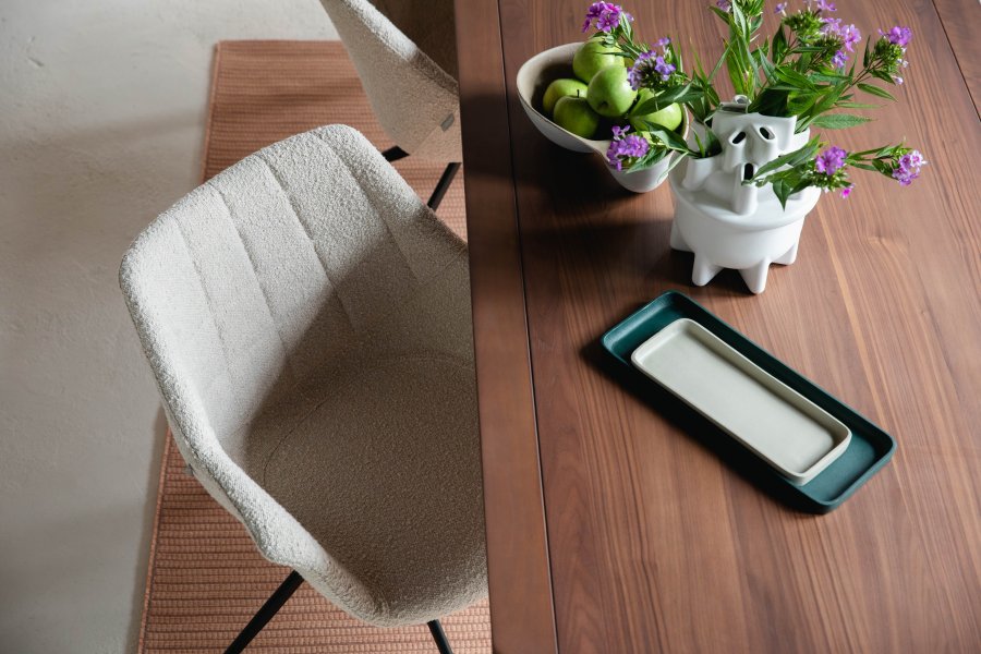 ZUIVER Doulton Svingstol, med armlener - naturlig polyakryl/polyester og sort stl