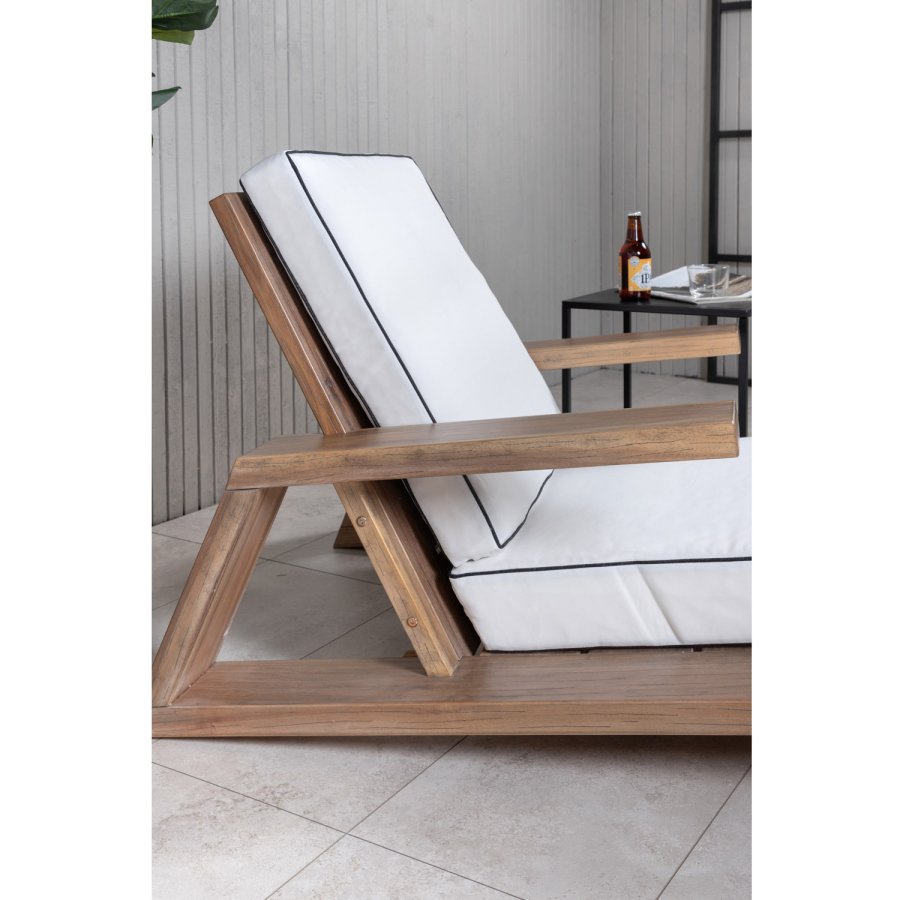 VENTURE DESIGN Daria Loungesessel für den Garten, mit Armlehnen – cremefarbene Kissen und braunes Akazienholz