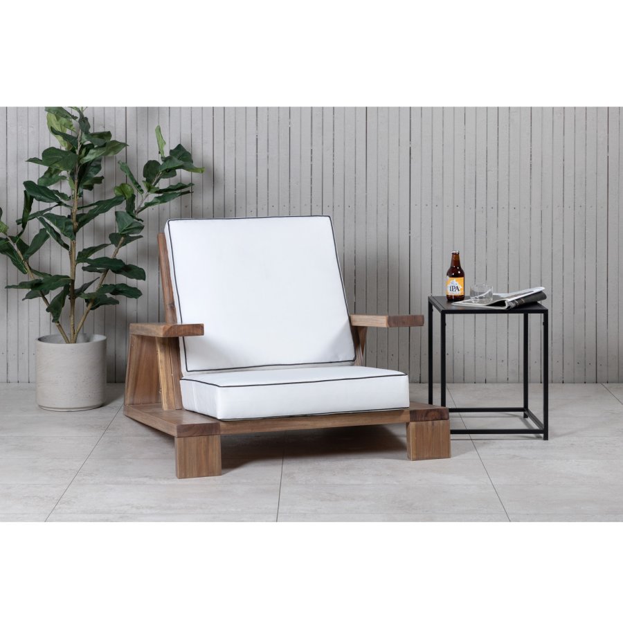 VENTURE DESIGN Daria Loungesessel für den Garten, mit Armlehnen – cremefarbene Kissen und braunes Akazienholz