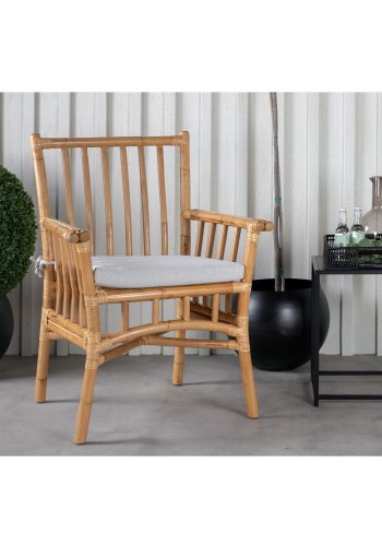 VENTURE DESIGN Cane hagestol, med armlener og pute - grtt stoff, naturlig bambus og rotting