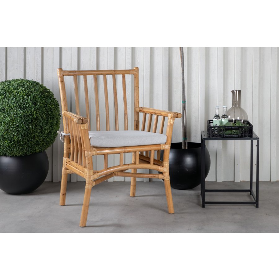 VENTURE DESIGN Cane hagestol, med armlener og pute - grtt stoff, naturlig bambus og rotting