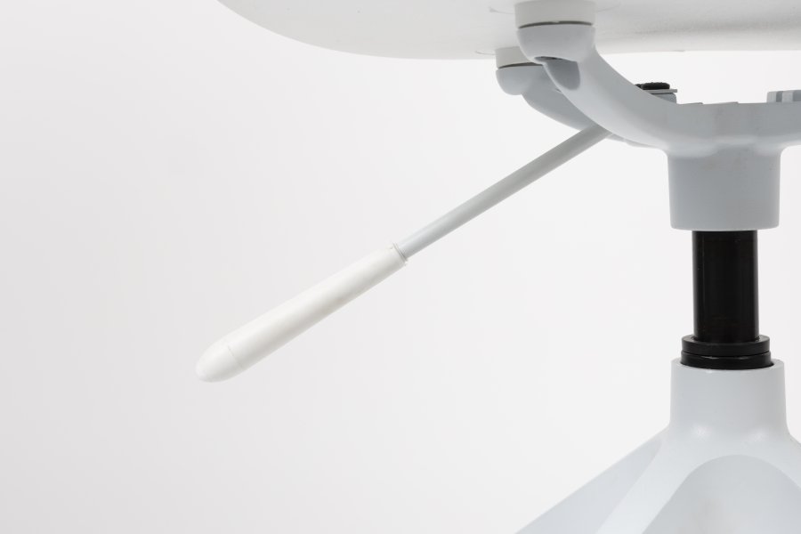 ZUIVER Albert Kuip Bürostuhl, mit Armlehnen und Rädern - weißes Polyester und weißes Aluminium