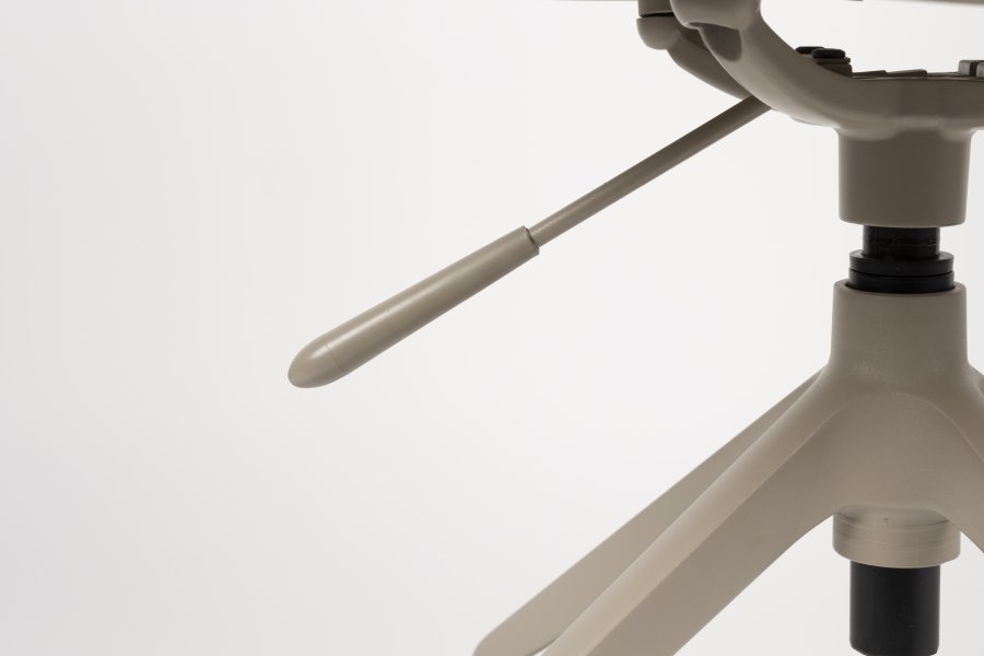 ZUIVER Albert Kuip kontorstol, med armlener og hjul - taupe polyester og taupe aluminium