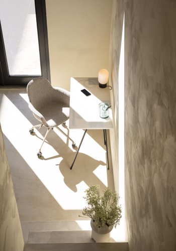 ZUIVER Albert Kuip kontorstol, med armlener og hjul - taupe polyester og taupe aluminium