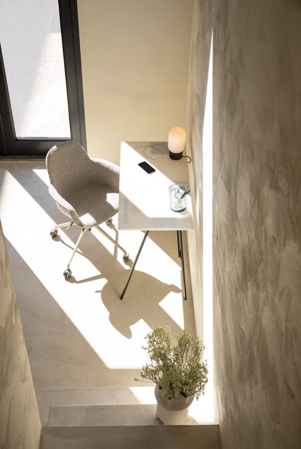 ZUIVER Albert Kuip kontorstol, med armlener og hjul - taupe polyester og taupe aluminium