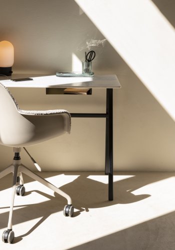 ZUIVER Albert Kuip kontorstol, med armlener og hjul - taupe polyester og taupe aluminium