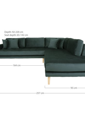 HOUSE NORDIC Lido hjrnesofa med pen ende - Hjrnesofa med pen ende, hyrevendt i grnn velur med fire puter og naturlige treben, HN1006