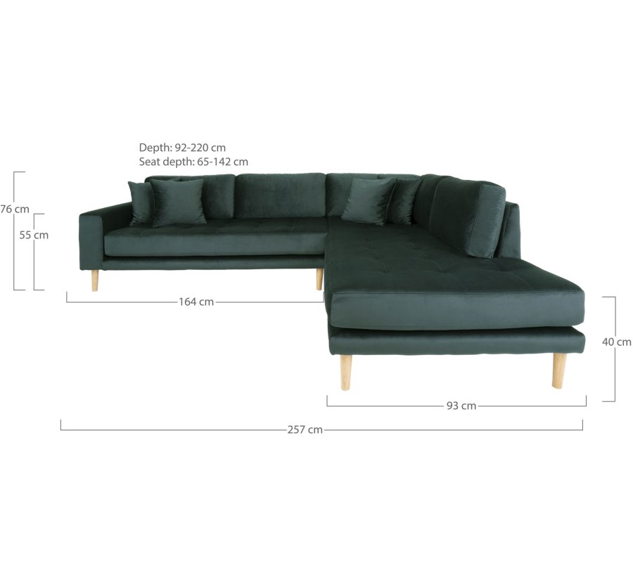 HOUSE NORDIC Lido hjrnesofa med pen ende - Hjrnesofa med pen ende, hyrevendt i grnn velur med fire puter og naturlige treben, HN1006