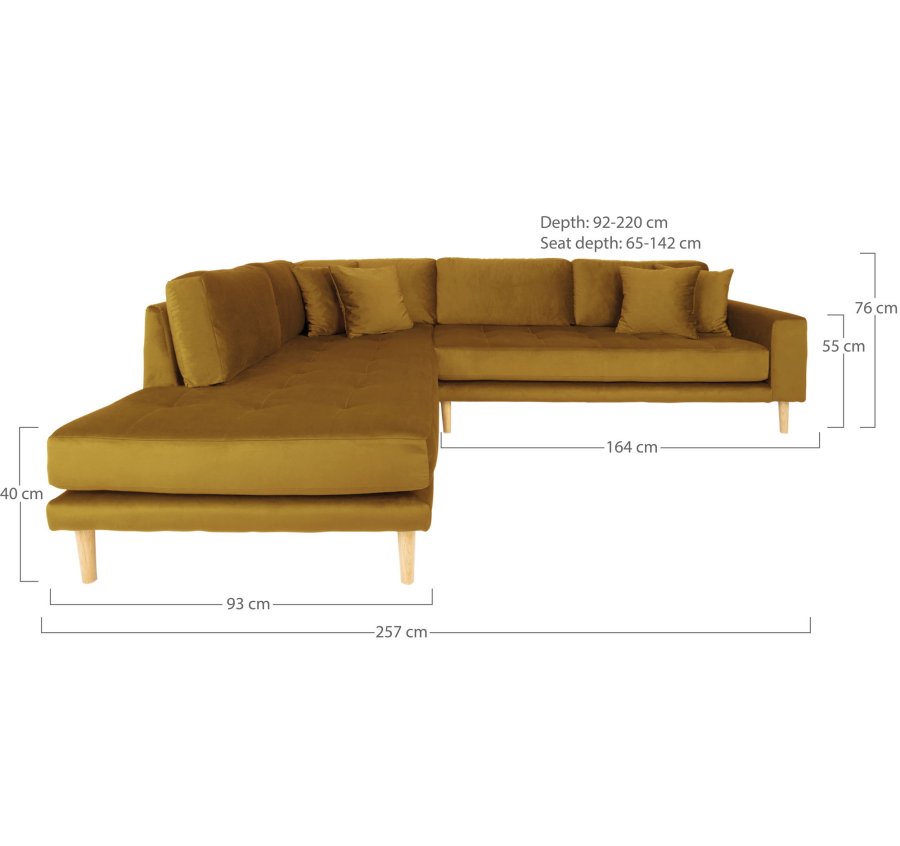 HOUSE NORDIC Lido hjrnesofa med pen ende - Hjrnesofa med pen ende, venstrevendt i sennepsgul velour med fire puter og naturlige treben, HN1004