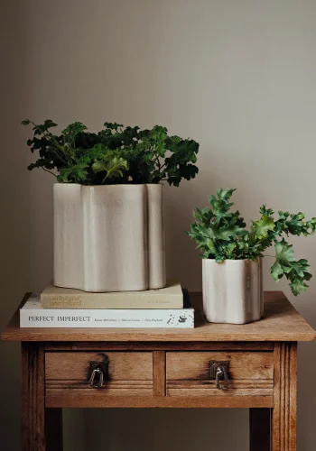 BROSTE COPENHAGEN Sonja Blumentopf – Regentag graue Keramik (H:20)