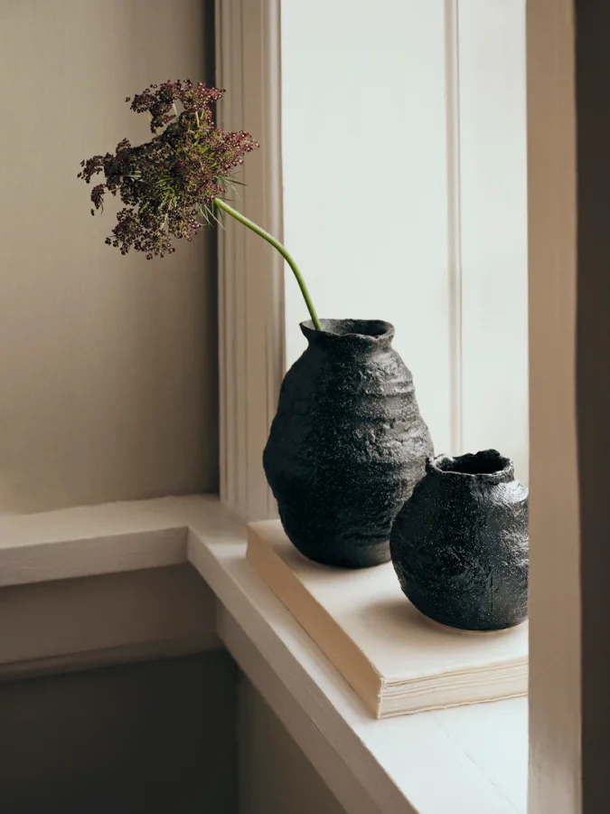BROSTE COPENHAGEN Alma Vase – schwarzes Steingut (H:16)