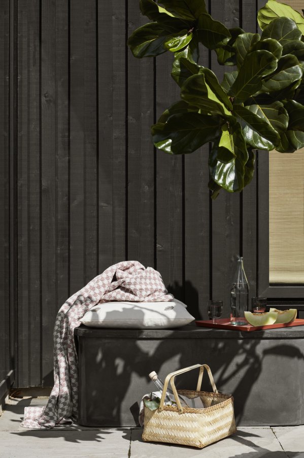 BROSTE COPENHAGEN Hagebenk i fiber, m. lagring - kullfibersement (103,5x48)