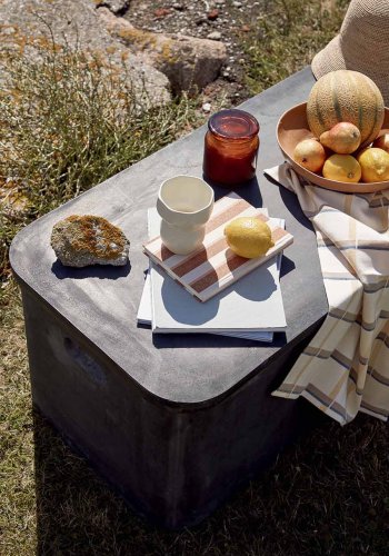 BROSTE COPENHAGEN Hagebenk i fiber, m. lagring - kullfibersement (103,5x48)