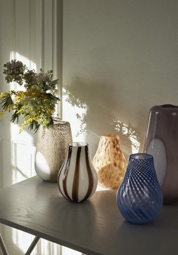 BROSTE COPENHAGEN Ada Dot Vase, rund – taupefarbenes, warmgraues Glas