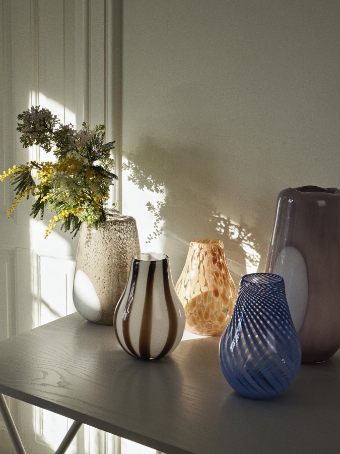 BROSTE COPENHAGEN Ada Dot Vase, rund – taupefarbenes, warmgraues Glas
